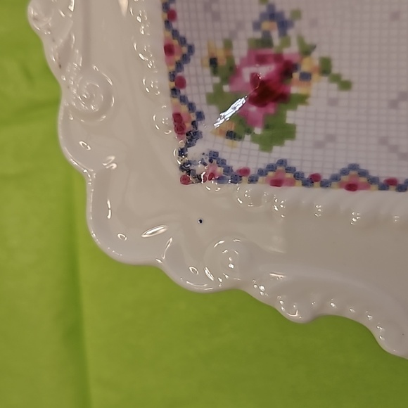 Gorgeous "Petit Point" bon bon dish by Royal Albert. - Picture 5 of 6